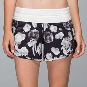 Lululemon Tracker Short II *2-way Stretch Inky Floral Black Ghost Size 6